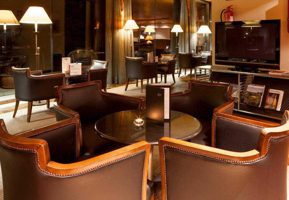 Hotel Palacio Del Carmen, Autograph Collection Сантьяго-де-Компостела Экстерьер фото The Club lounge at London Heathrow Airport