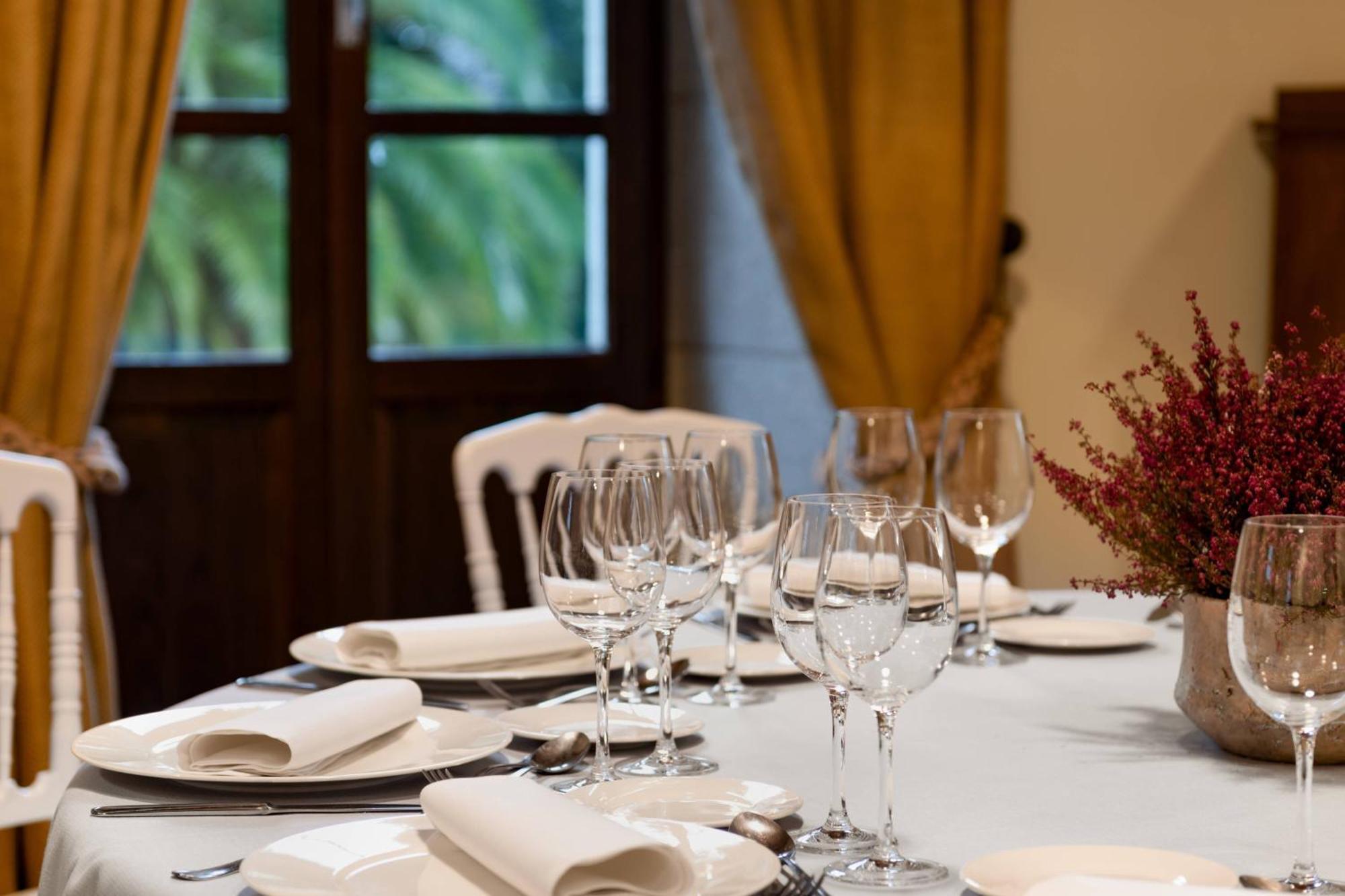Hotel Palacio Del Carmen, Autograph Collection Сантьяго-де-Компостела Экстерьер фото A table set for a meal