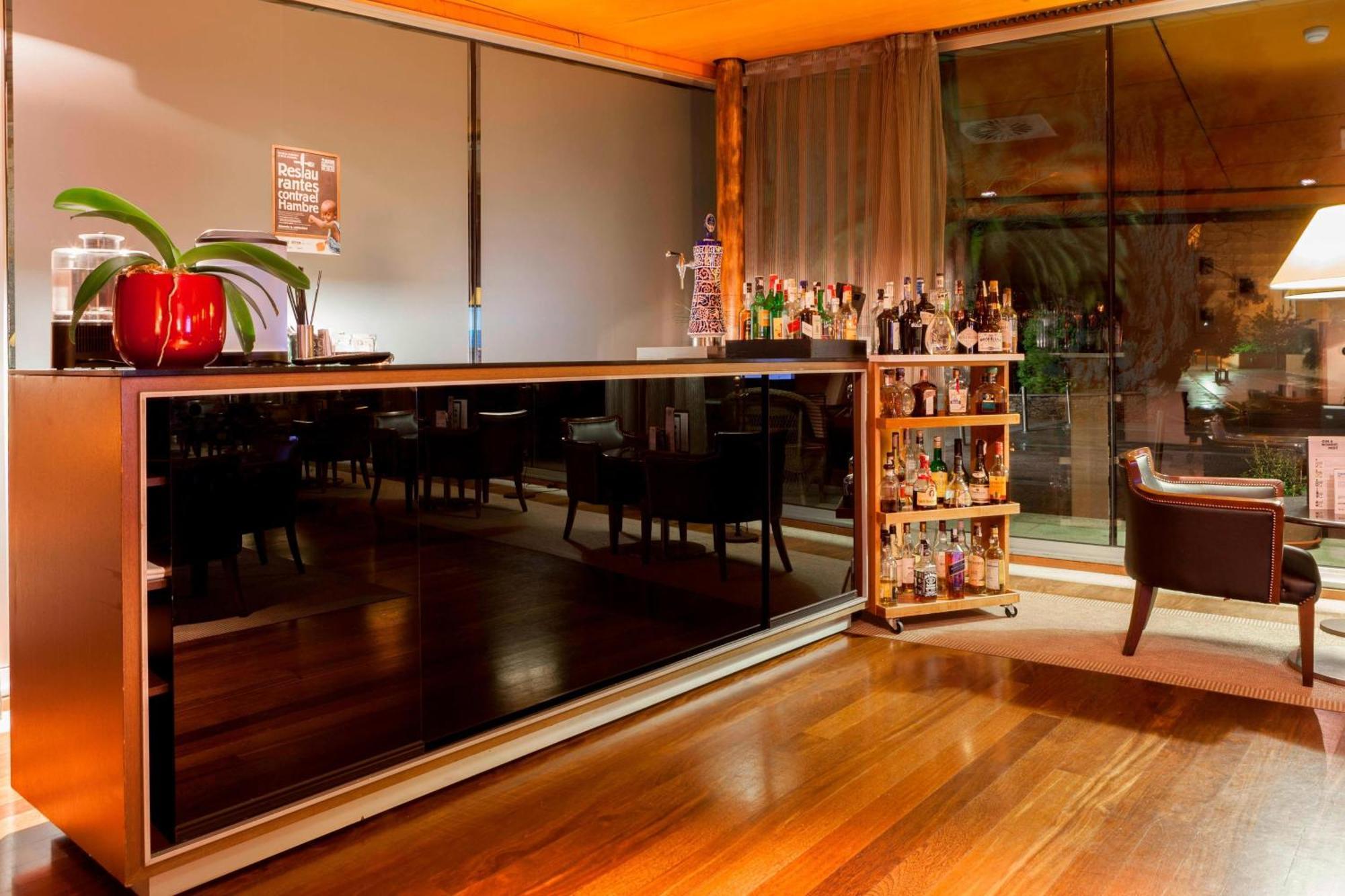 Hotel Palacio Del Carmen, Autograph Collection Сантьяго-де-Компостела Экстерьер фото The bar at the Mandarin Oriental, Munich